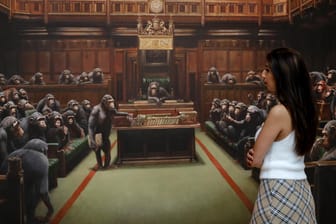 "Devolved Parliament": Das berühmte Banksy-Gemälde mit den Affen im britischen Unterhaus ist für mehr als elf Millionen Euro versteigert worden.