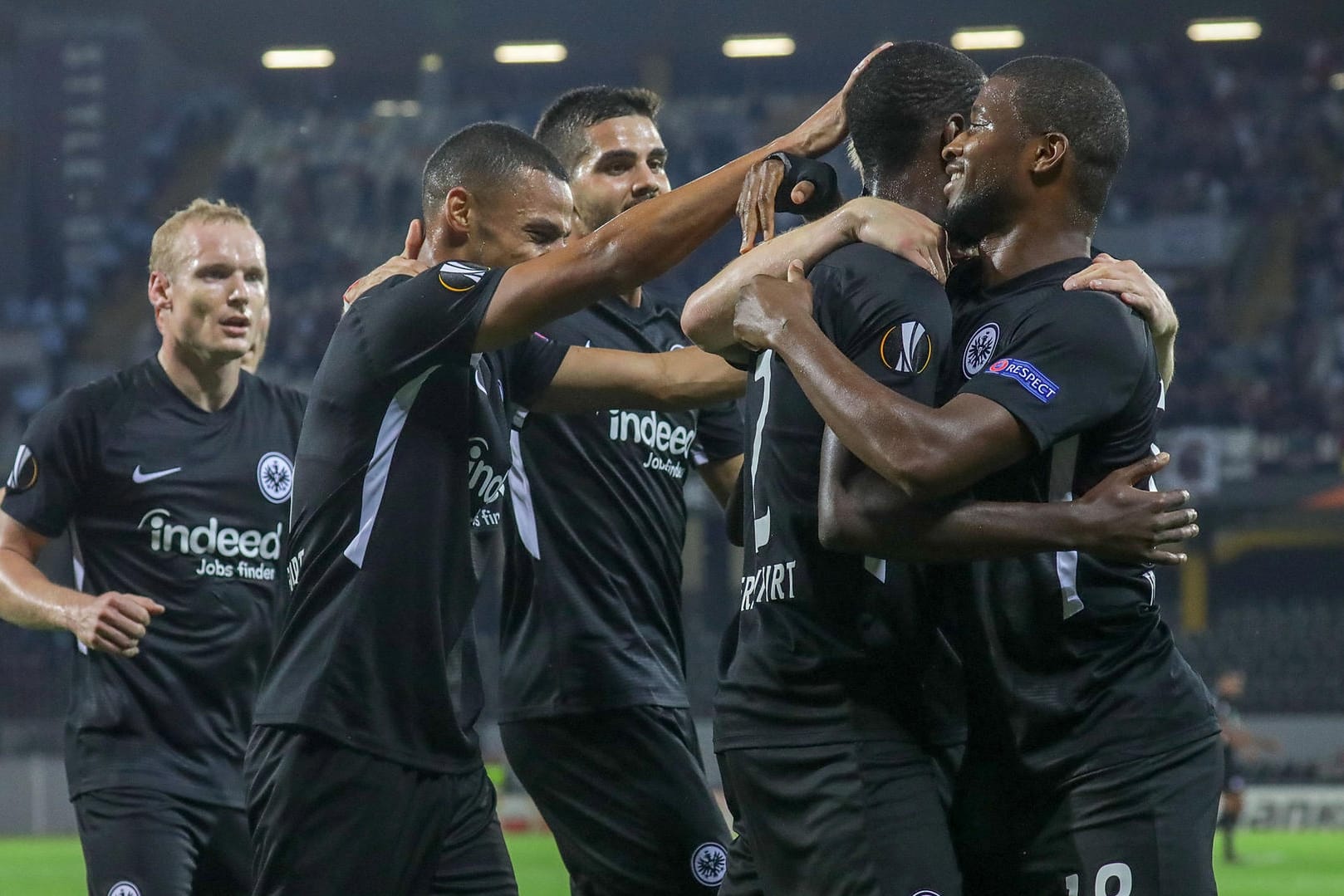 Europa League: Die Frankfurter feiern den Führungstreffer durch Evan N’Dicka (Nr. 2).