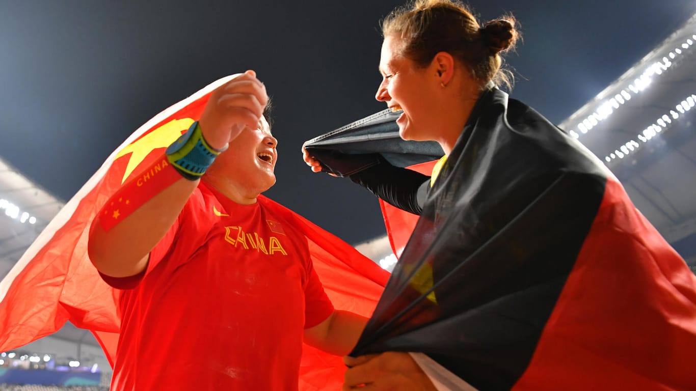 Pure Freude: Christina Schwanitz (r.) umarmte nach ihrer Bronzemedaille im Kugelstoßen ausgelassen die Weltmeisterin Lijiao Gong.