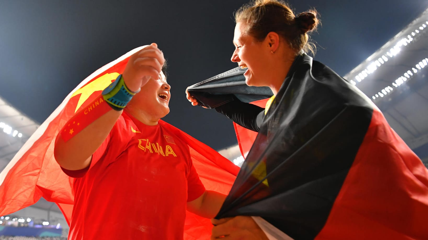 Pure Freude: Christina Schwanitz (r.) umarmte nach ihrer Bronzemedaille im Kugelstoßen ausgelassen die Weltmeisterin Lijiao Gong.