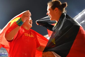 Pure Freude: Christina Schwanitz (r.) umarmte nach ihrer Bronzemedaille im Kugelstoßen ausgelassen die Weltmeisterin Lijiao Gong.