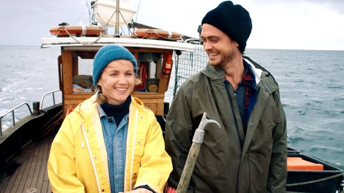 Alex (Sebastian Fräsdorf) mit seiner alten Liebe Marie (Cornelia Gröschel) auf dem Fischkutter.