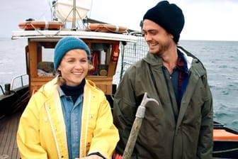 Alex (Sebastian Fräsdorf) mit seiner alten Liebe Marie (Cornelia Gröschel) auf dem Fischkutter.