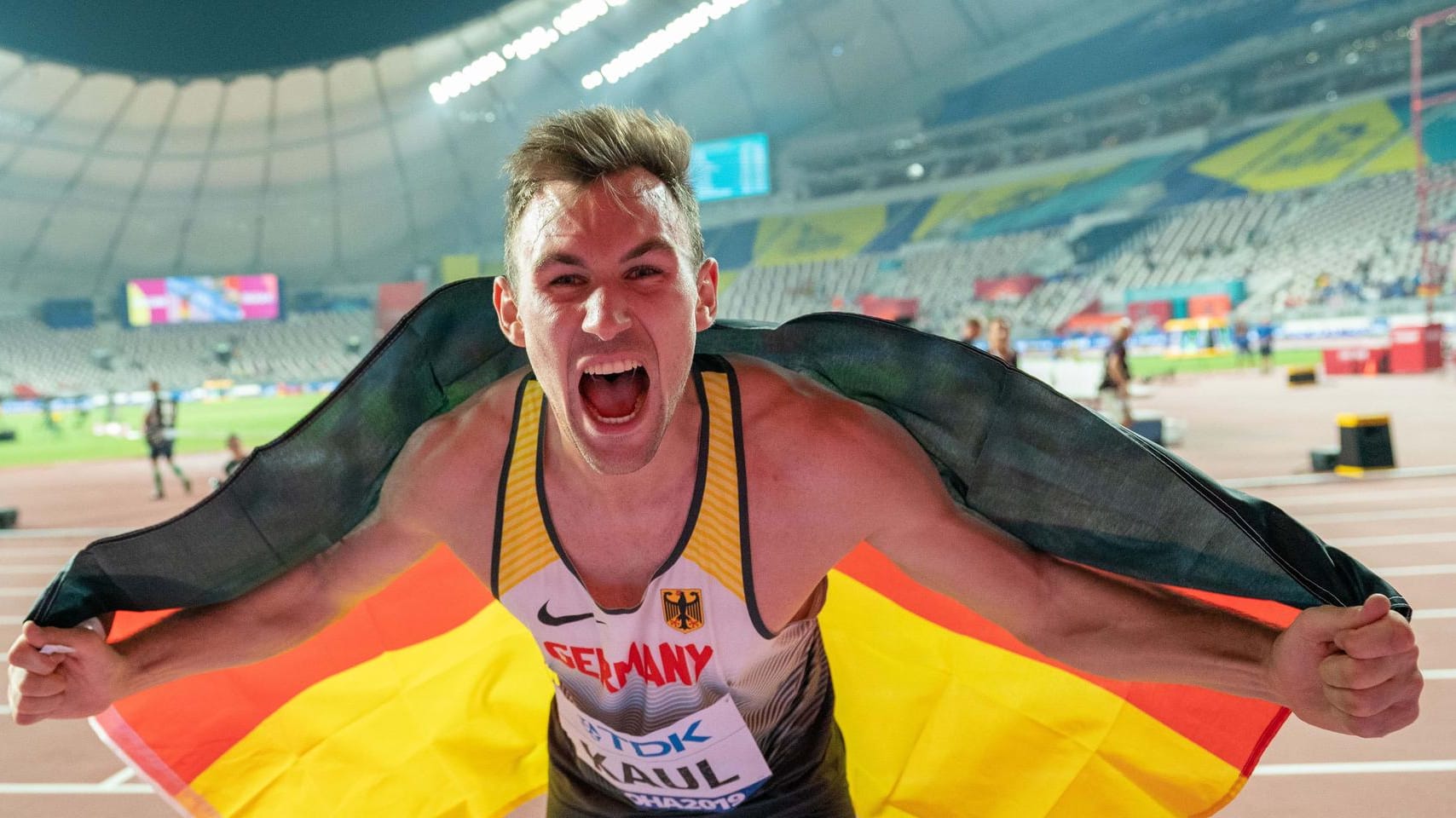 Niklas Kaul holt gestern Abend sensationell Gold für Deutschland. Die Tribünen im Hintergrund sind weitgehend leer.