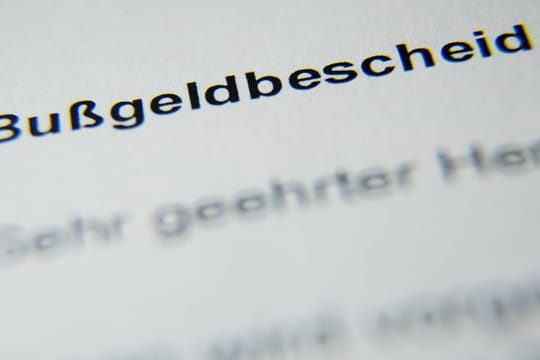 Ein Bußgeldbescheid liegt auf einem Tisch.
