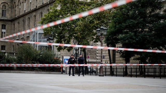 Polizeibeamte stehen nach der Messerattacke vor der Pariser Polizeipräfektur Wache.