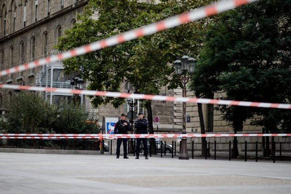 Polizeibeamte stehen nach der Messerattacke vor der Pariser Polizeipräfektur Wache.