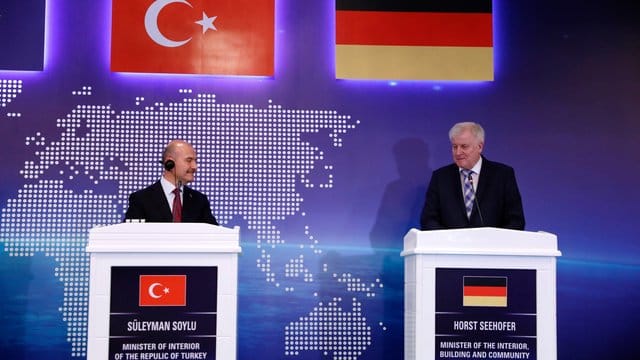 Der türkische Innenminister Süleyman Soylu (l. Der türkische Innenminister Süleyman Soylu (l.