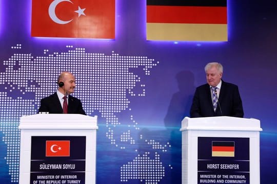 Der türkische Innenminister Süleyman Soylu (l.