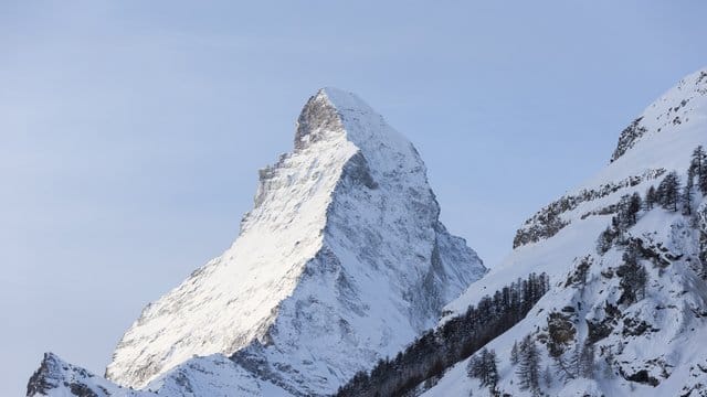 Das Matterhorn gehört zu den berühmtesten Bergen in den Alpen. Das Matterhorn gehört zu den berühmtesten Bergen in den Alpen.
