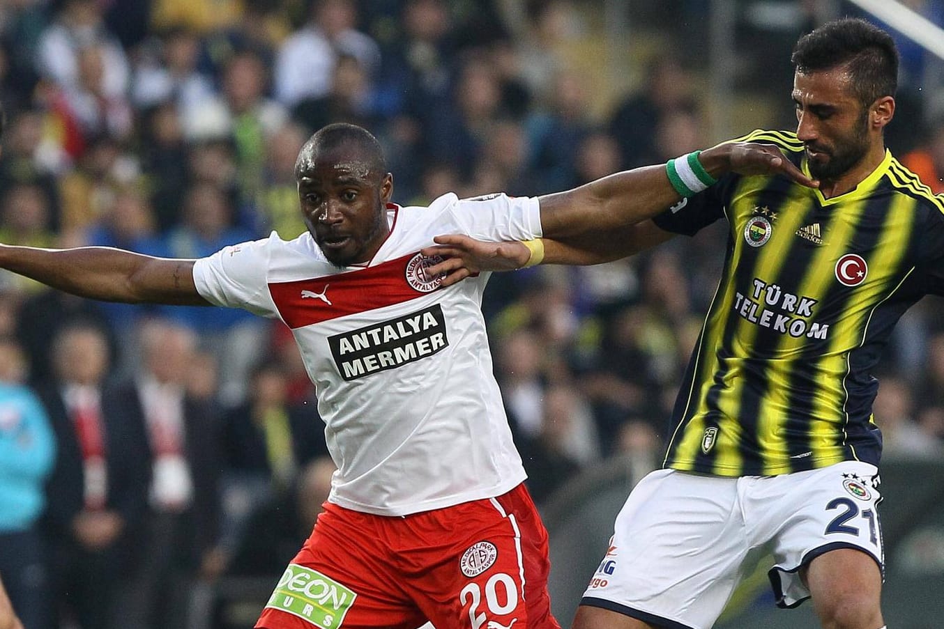 Isaac Promise (l.) im Trikot von Antalyaspor: Die Ursache für seinen plötzlichen Tod sind der Öffentlichkeit noch nicht bekannt.