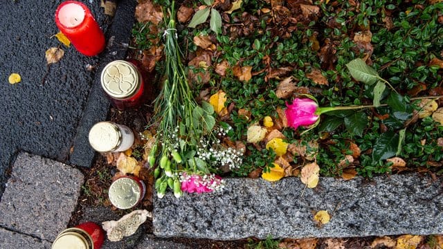 Kerzen und Rosen nahe dem Tatort im Göttinger Ortsteil Grone: Eine Frau ist hier von einem Mann getötet worden. Kerzen und Rosen nahe dem Tatort im Göttinger Ortsteil Grone: Eine Frau ist hier von einem Mann getötet worden.