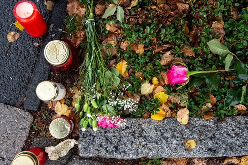 Kerzen und Rosen nahe dem Tatort im Göttinger Ortsteil Grone: Eine Frau ist hier von einem Mann getötet worden.