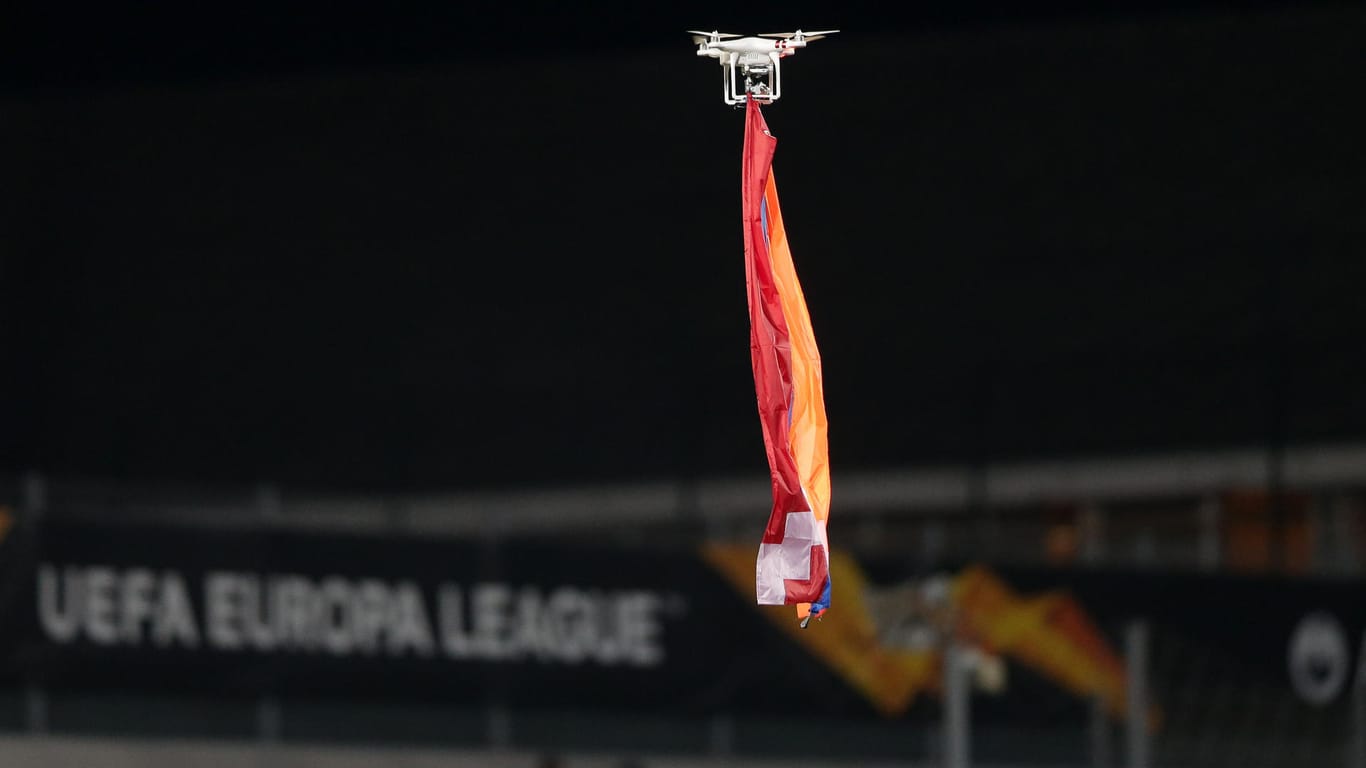 Die Drohne mit einer Armenien-Flagge: Der Auslöser der Spielunterbrechung flog nur wenige Meter über den Köpfen der Spieler.