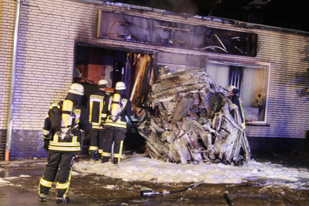 Rettungskräfte vor einem zerstörten Friseursalon in Höxter: Ein Fahrzeug war mit hoher Geschwindigkeit in die Hauswand gefahren.