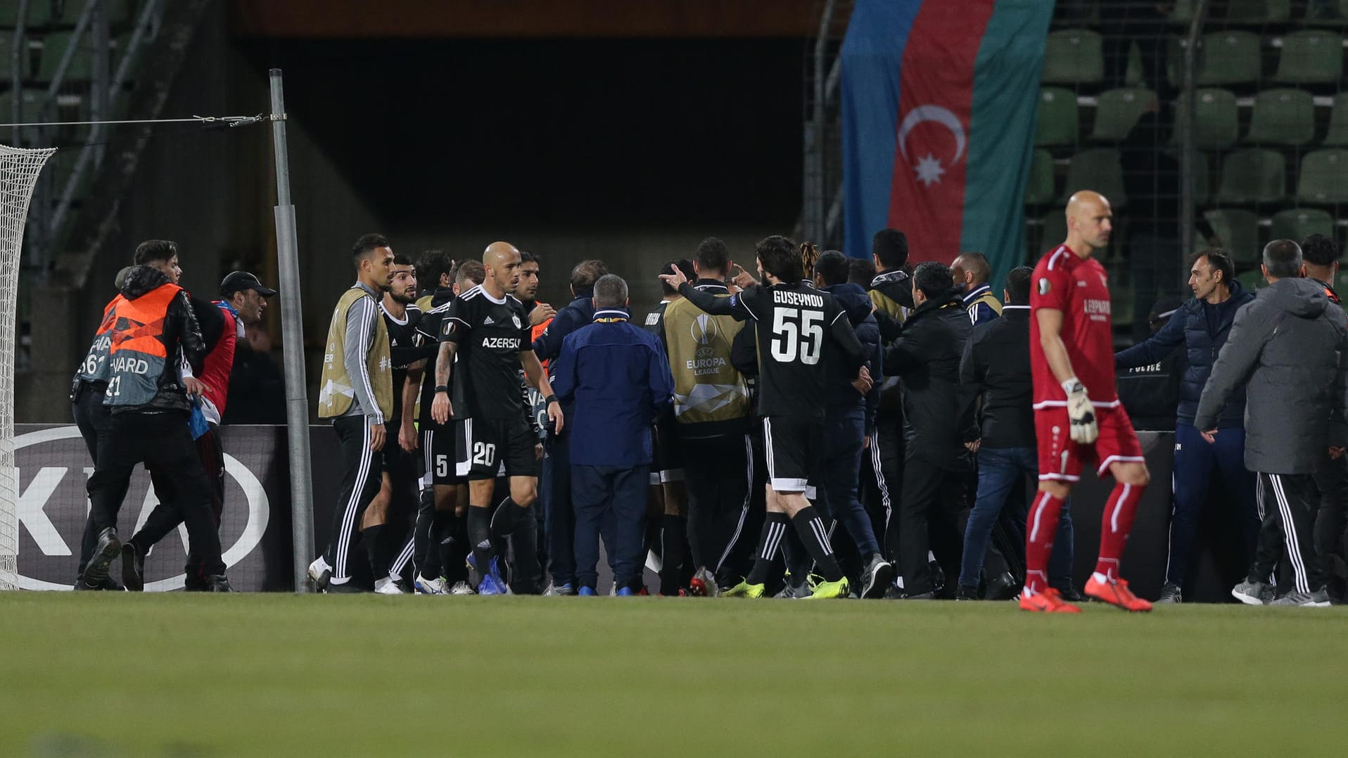 Einige Fans von Qarabag Agdam stürmen das Spielfeld: Die Spieler versuchen, sie zurückzuhalten.