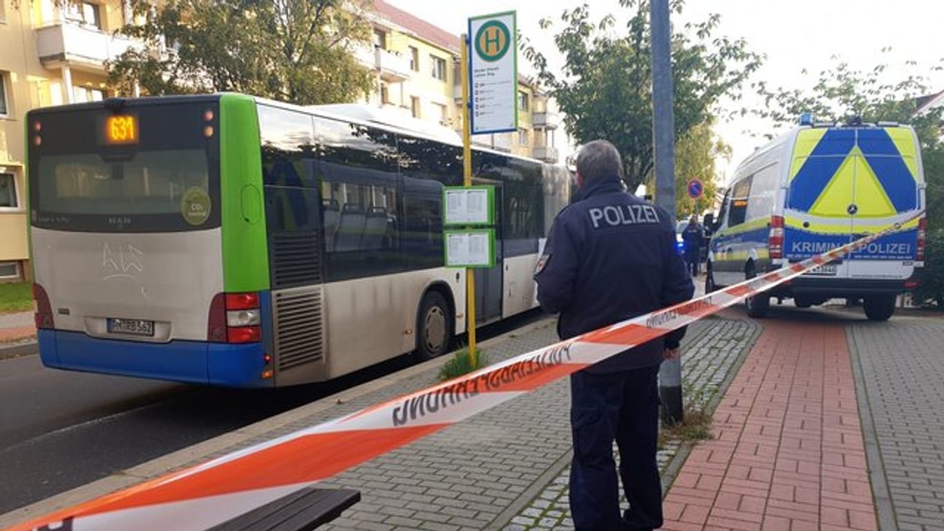 Polizei am Unfallort in Werder: Der Mann war gestolpert und vor den Bus gefallen.