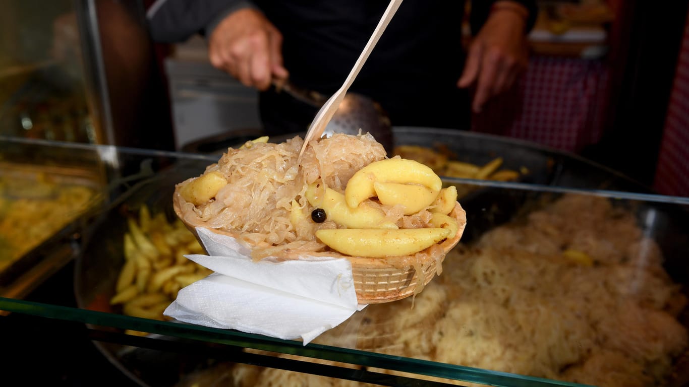 Essen auf dem Oktoberfest: Eine Waffel als essbare Schale gefüllt mit Schupfnudeln und Sauerkraut soll Pappbecher überflüssig machen.