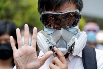 Ein Demonstrant in Hongkong ist vermummt.