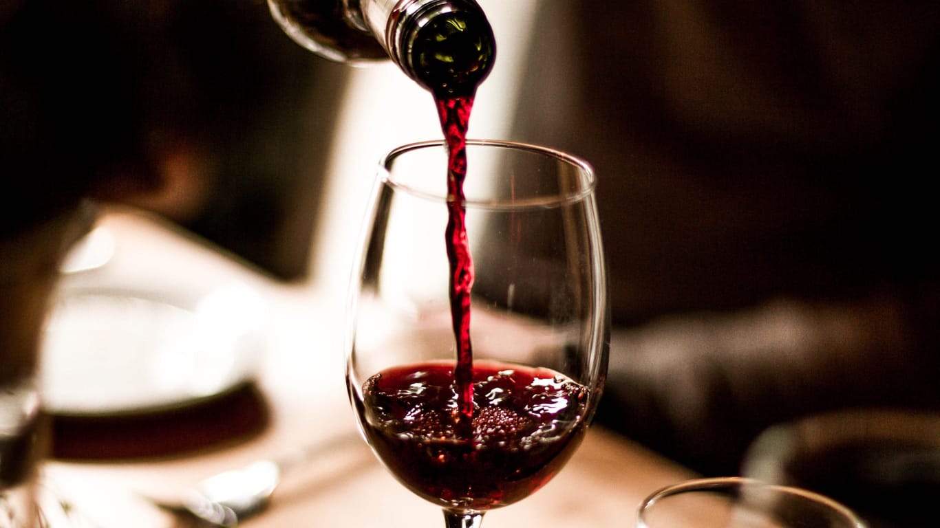 Ein Glas Wein: Forscher haben den Zusammenhang von Alkoholkonsum und Demenzrisiko untersucht.