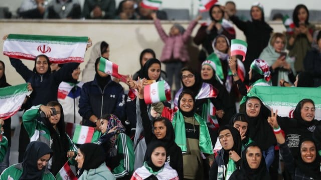 Erstmals in der Geschichte des Iran sollen auch iranische Frauen Tickets für ein Fußballspiel kaufen können. Erstmals in der Geschichte des Iran sollen auch iranische Frauen Tickets für ein Fußballspiel kaufen können.