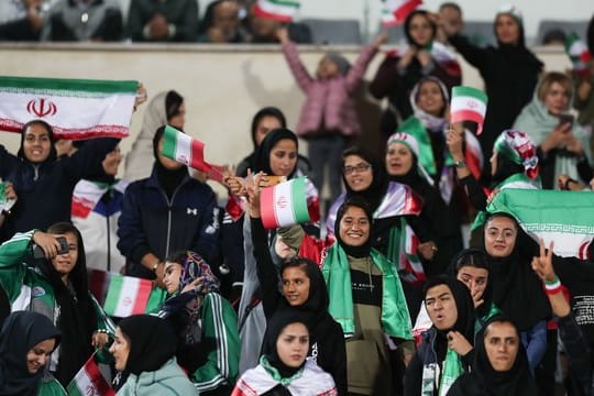 Erstmals in der Geschichte des Iran sollen auch iranische Frauen Tickets für ein Fußballspiel kaufen können.