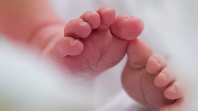 Füße eines Babys: Frühgeborene brauchen besondere medizinische Aufmerksamkeit, denn ihre Gesundheit ist gerade in den ersten Wochen labiler als bei anderen Neugeborenen.