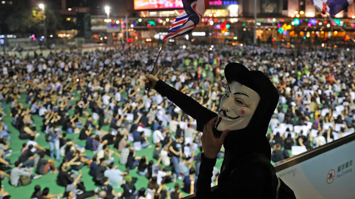 Ein Demonstrant mit Maske und britischer Flagge: Hongkong will ein Vermummungsverbot durchsetzen.