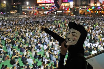Ein Demonstrant mit Maske und britischer Flagge: Hongkong will ein Vermummungsverbot durchsetzen.