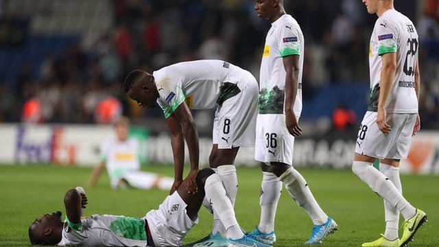 Alassane Plea (l) musste gegen Baskasehir Istanbul aufgrund einer Fußverletzung bereits zur Halbzeit ausgewechselt werden. Alassane Plea (l) musste gegen Baskasehir Istanbul aufgrund einer Fußverletzung bereits zur Halbzeit ausgewechselt werden.