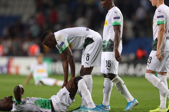 Alassane Plea (l) musste gegen Baskasehir Istanbul aufgrund einer Fußverletzung bereits zur Halbzeit ausgewechselt werden.