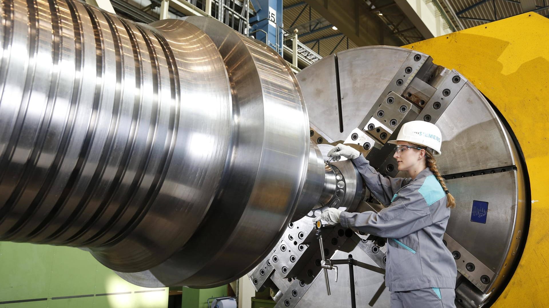 Junge Maschinenbauerin in der Produktion: Handelskonflikte und die Unsicherheit um den Brexit belasten die Branche. Junge Maschinenbauerin in der Produktion: Handelskonflikte und die Unsicherheit um den Brexit belasten die Branche.