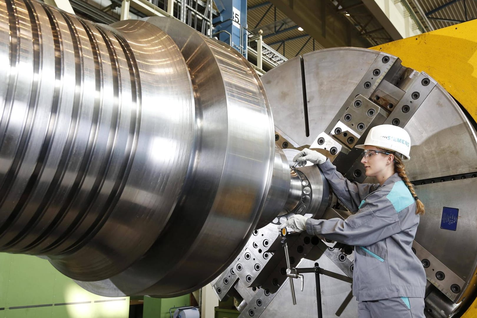 Junge Maschinenbauerin in der Produktion: Handelskonflikte und die Unsicherheit um den Brexit belasten die Branche. Junge Maschinenbauerin in der Produktion: Handelskonflikte und die Unsicherheit um den Brexit belasten die Branche.