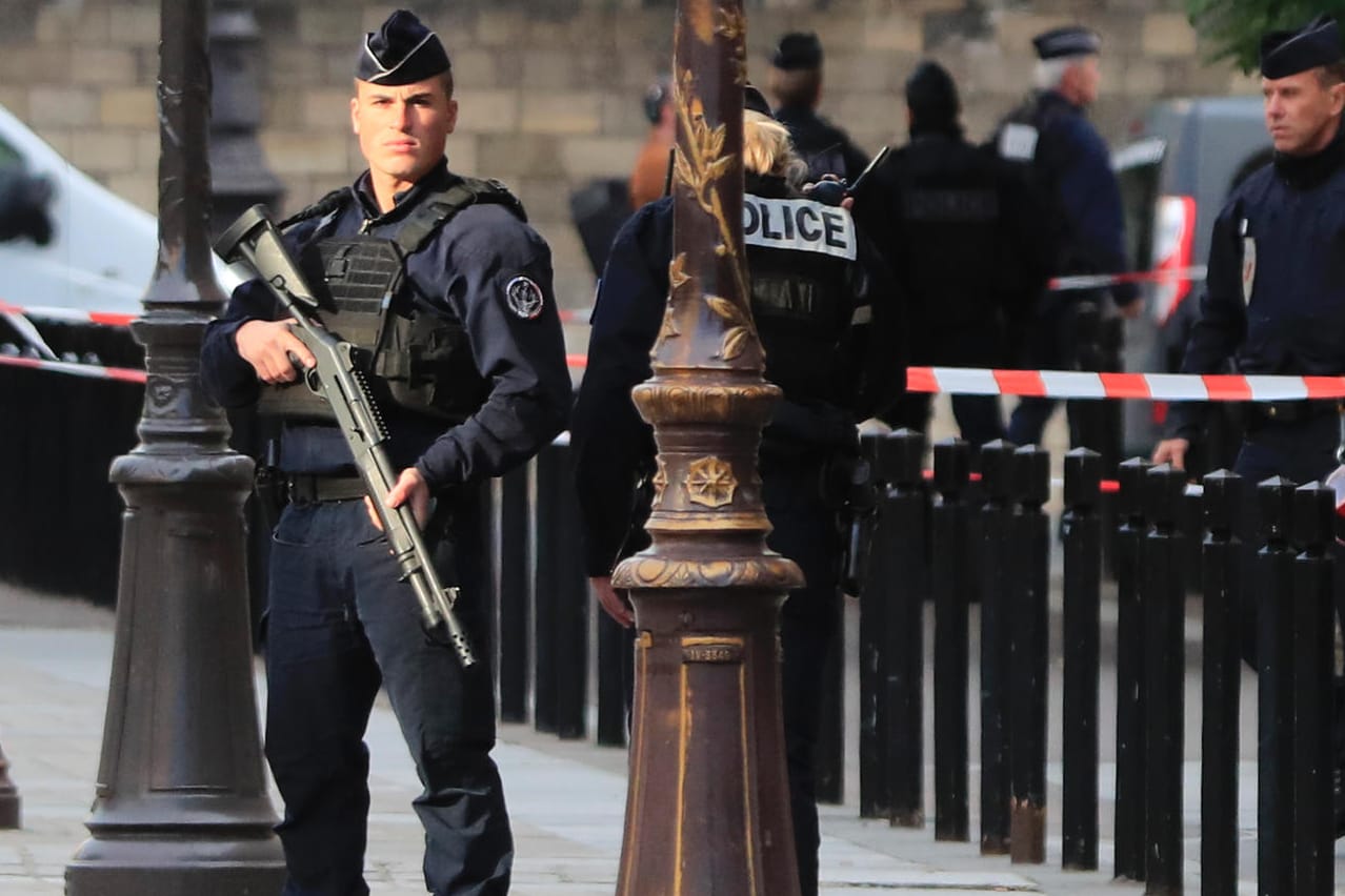 Polizisten stehen nach der Messerattacke Wache: Es werden neue Details über den mutmaßlichen Täter bekannt.