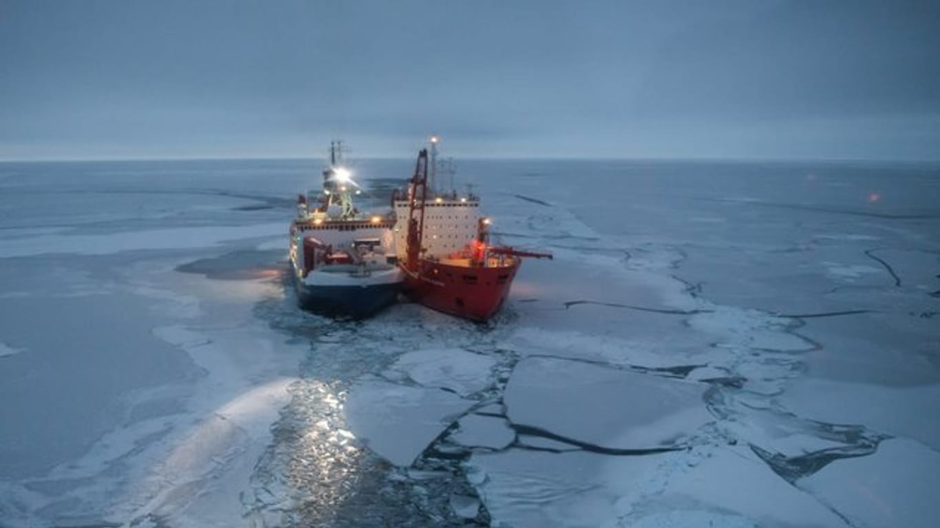 Der Forschungseisbrecher Polarstern (l) und der russische Eisbrecher Akademik Fedorov (r) liegen zwischen arktischen Eisschollen.
