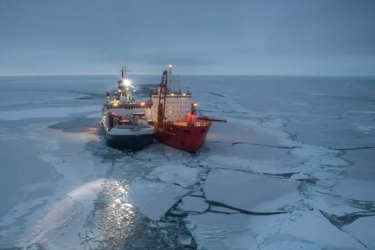 Der Forschungseisbrecher Polarstern (l) und der russische Eisbrecher Akademik Fedorov (r) liegen zwischen arktischen Eisschollen.