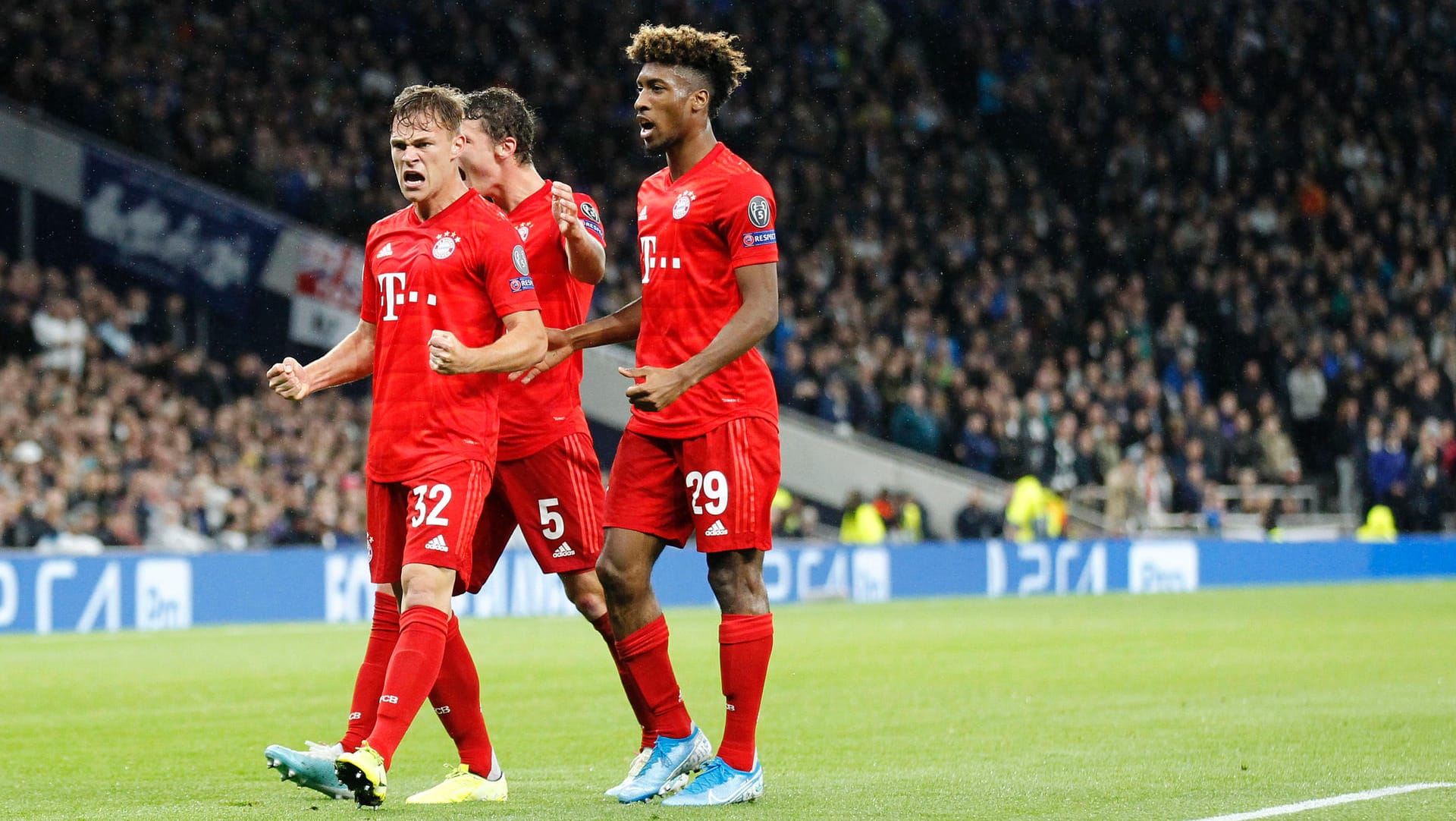 Joshua Kimmich (l.) feiert mit Pavard (2.v.l.) und Coman sein Tor zum 1:1 bei Tottenham.