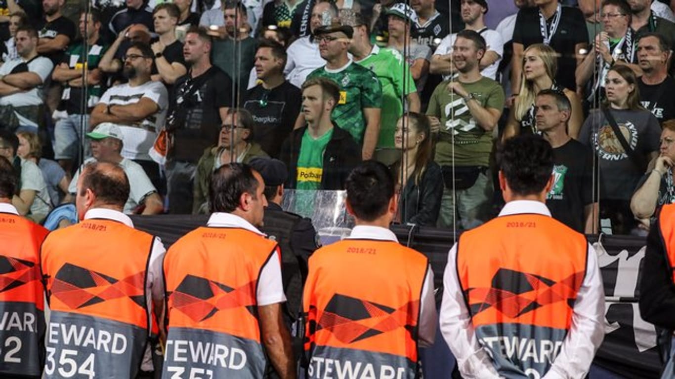 Eberl hat die Polizei in Istanbul wegen abgenommener Fan-Fahnen am Rande des Europa-League-Spiels scharf kritisiert.