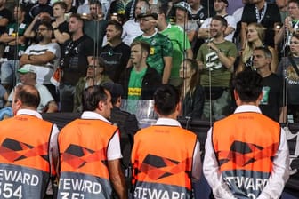 Eberl hat die Polizei in Istanbul wegen abgenommener Fan-Fahnen am Rande des Europa-League-Spiels scharf kritisiert.