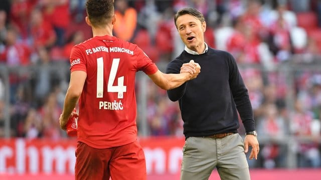 Bayerns Trainer Niko Kovac feiert mit Neuzugang Ivan Perisic (l) ein Tor.