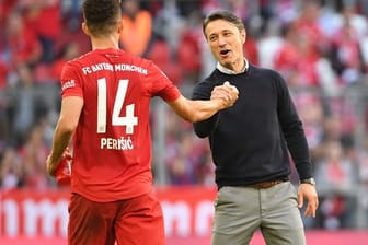 Bayerns Trainer Niko Kovac feiert mit Neuzugang Ivan Perisic (l) ein Tor.