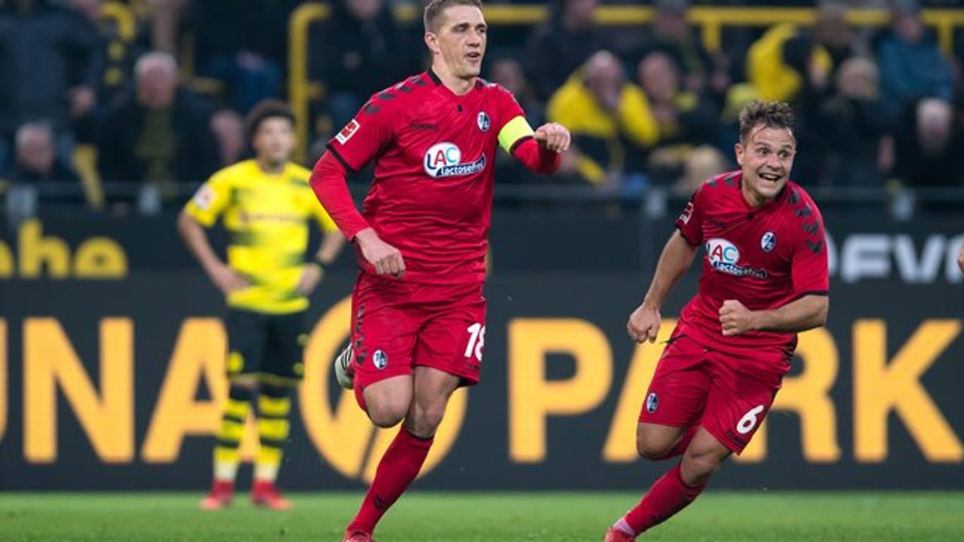 Freiburgs Nils Petersen (M) will von einer Favoritenrolle seines SC gegen Dortmund nichts wissen.