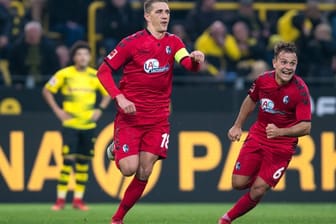 Freiburgs Nils Petersen (M) will von einer Favoritenrolle seines SC gegen Dortmund nichts wissen.