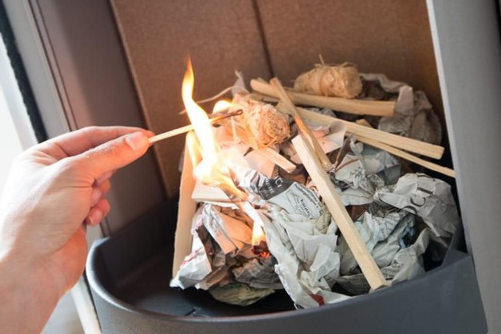 Wohlig warm und schön anzuschauen: Vor der Inbetriebnahme eines Holzofens sollten Besitzer gründlich prüfen, ob die Abgase ungehindert abziehen können.