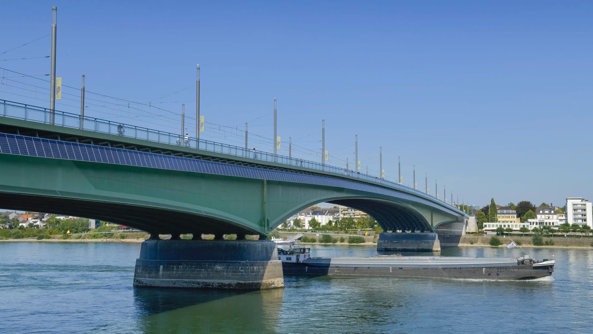 Die Kennedybrücke: Hier soll ein Hotelschiff ein Crewmitglied verloren haben. (Archivbild)