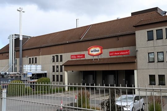 Nach zwei Todesfällen durch Keime in Wurstwaren musste der Hersteller die Produktion stoppen.