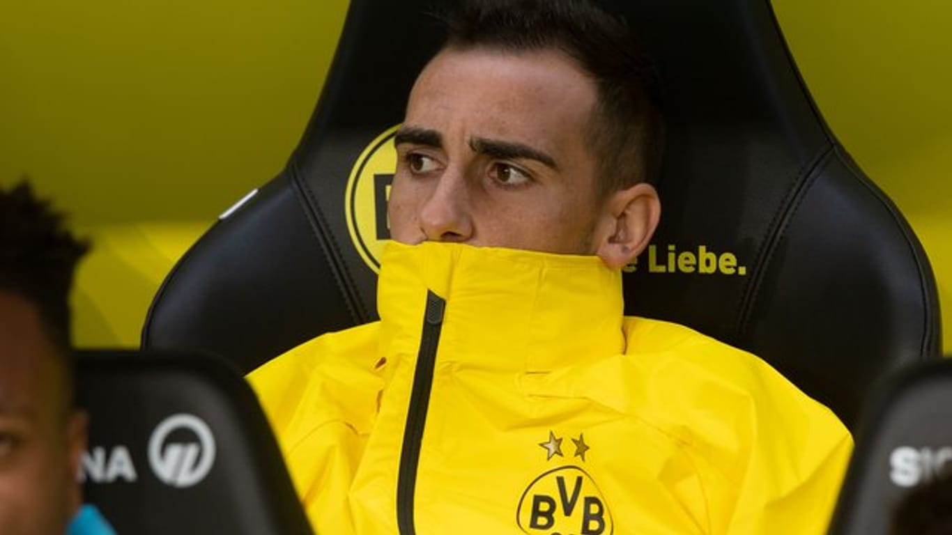 Dortmunds Stürmer Paco Alcacer klagt weiter über Probleme an der Achillessehne und fehlt dem BVB in Freiburg.
