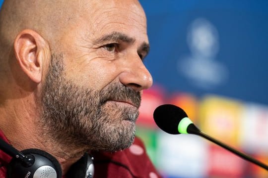 Leverkusens Trainer Peter Bosz freut sich über die Berufung von Nadiem Amiri in die deutsche Nationalmannschaft.