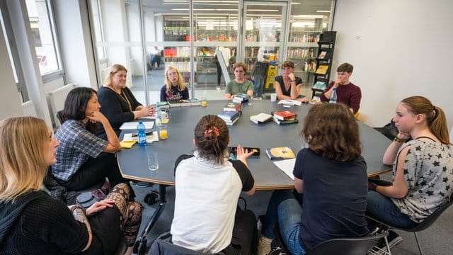 Mitglieder der JungeMedienJury (JMJ) und die Dozentin Anika Ullmann (3. Mitglieder der JungeMedienJury (JMJ) und die Dozentin Anika Ullmann (3.