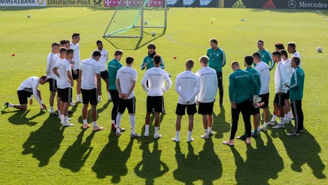Bundestrainer Löw wird die deutsche Nationalmannschaft im österreichischen Seefeld auf die EM 2020 vorbereiten. Bundestrainer Löw wird die deutsche Nationalmannschaft im österreichischen Seefeld auf die EM 2020 vorbereiten.